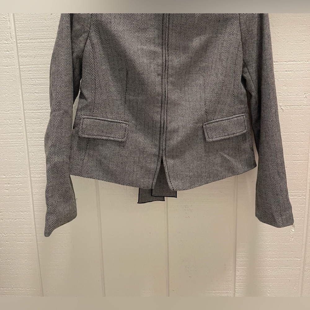Beautiful Houndstooth short jacket with tie